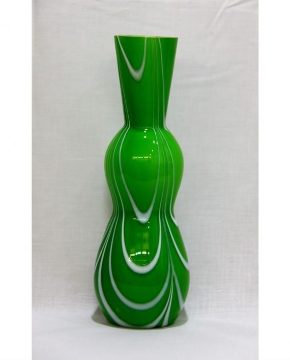 Jarrón vintage de cristal verde con pie transparente