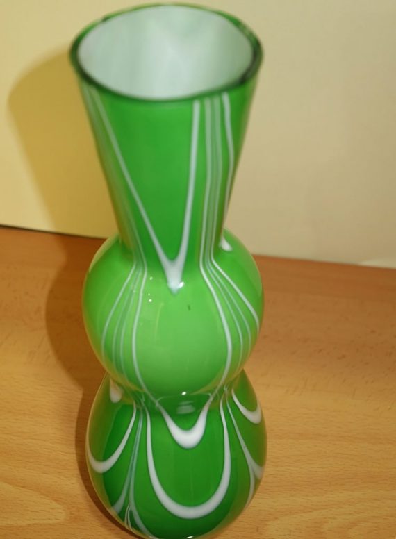 Uberfangglas jarrón vintage verde con cintas blancas