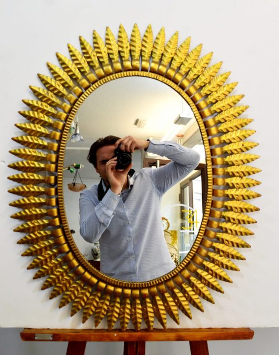 espejo sol grande de metal dorado