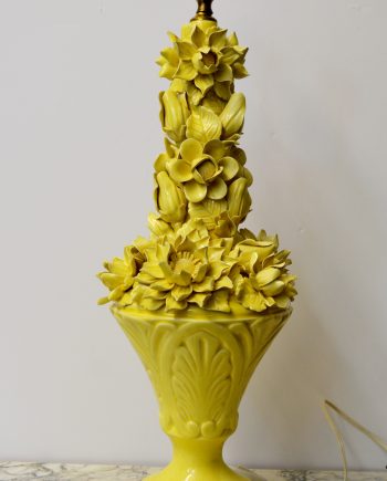 lampara de manises de color amarillo