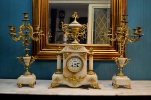 reloj antiguo de mesa y candelabros