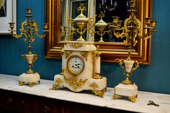 reloj de mesa y candelabros antiguos en venta