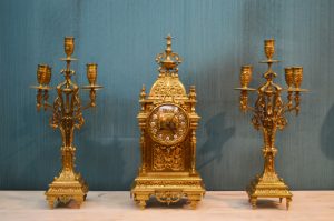 Reloj mesa estilo Catedral bronce con candelabros