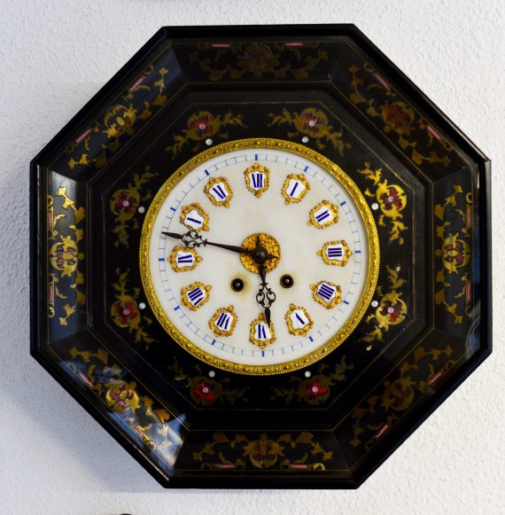reloj antiguo con marquetería de pared