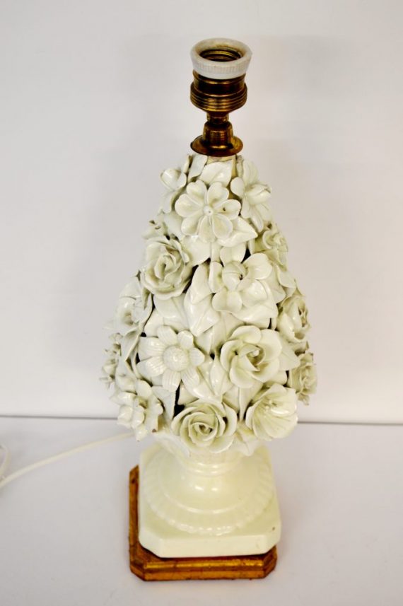Lampara de mesa de manises blanca de flores pequeña preciosa comprar decoración
