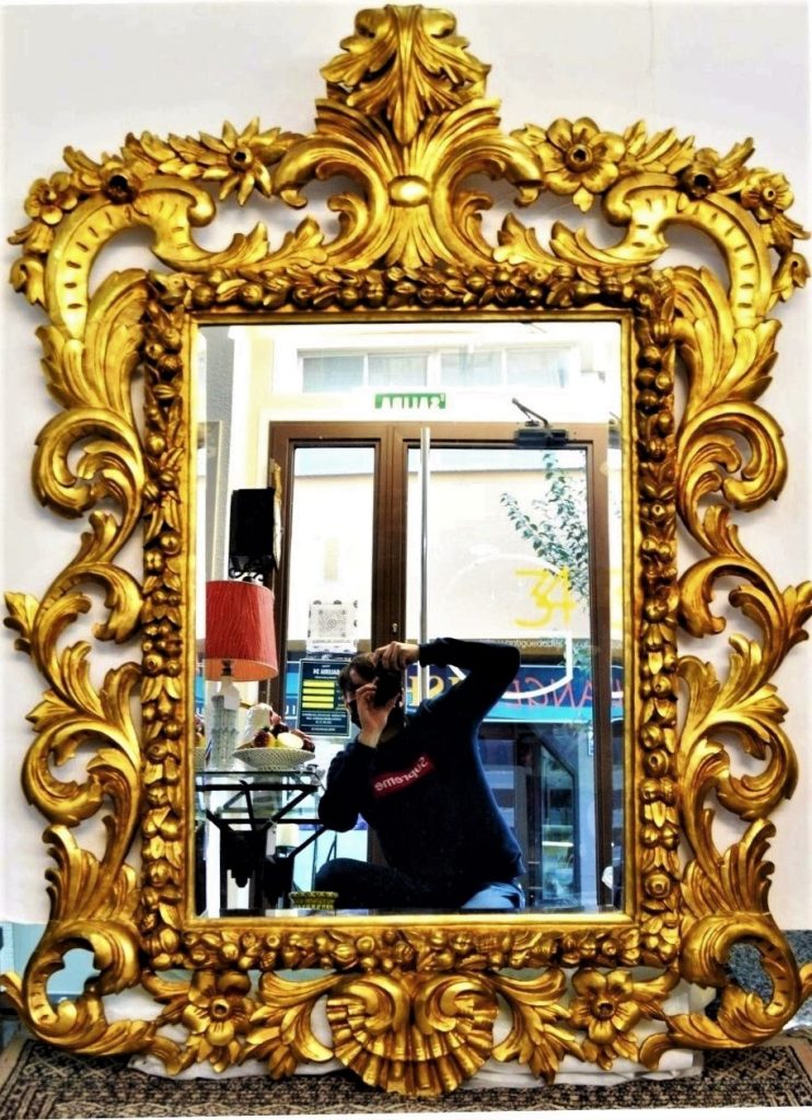 Espejo con marco de forja dorada al pan de oro, vintage años 60. -  /